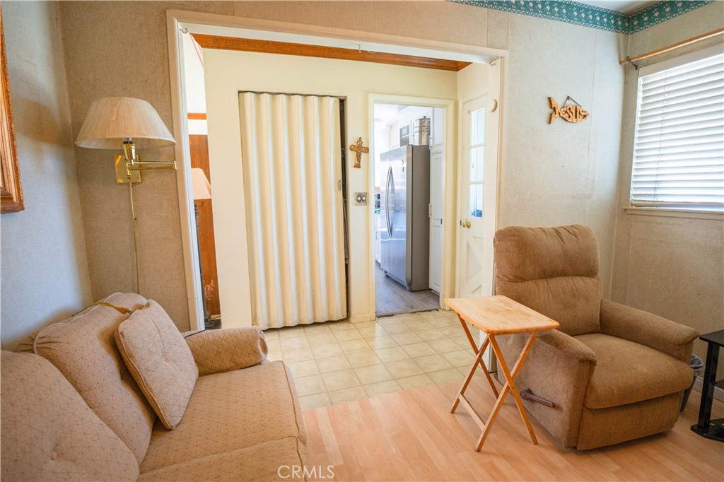 https://media.crmls.org/medias/f39c5628-5f2e-4433-9bb8-9ca44476028f.jpg?preset=X-Large