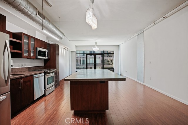 1111 S Grand Avenue, Los Angeles CA: https://media.crmls.org/medias/f39d8c28-a80c-4e9a-8d38-f544c293e605.jpg