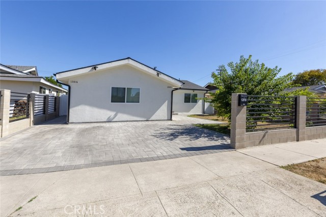Detail Gallery Image 2 of 22 For 12818 Arminta St, North Hollywood,  CA 91605 - 3 Beds | 3 Baths