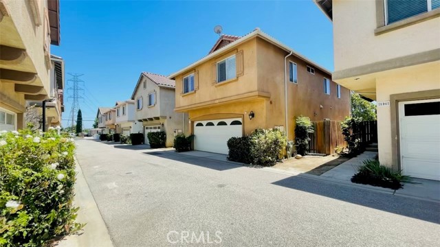 Detail Gallery Image 2 of 33 For 15721 Cobalt St #105,  Sylmar,  CA 91342 - 4 Beds | 2/1 Baths