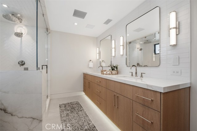 20 Balboa Coves, Newport Beach CA: https://media.crmls.org/medias/f3a1f399-c65d-4ba6-a489-7c0c699ef81f.jpg