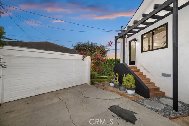 2329 Vineyard Avenue, Los Angeles CA: https://media.crmls.org/medias/f3a21382-865d-4822-9252-440b9afb28a5.jpg