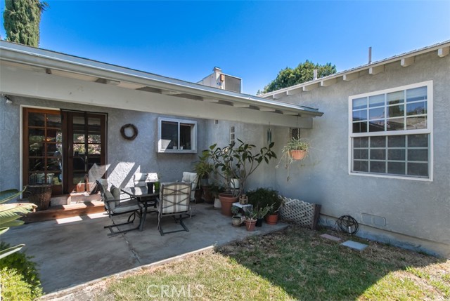 22046 Buena Ventura Street, Woodland Hills CA: https://media.crmls.org/medias/f3a324b1-25eb-4a19-a4a5-8705c7d8227e.jpg