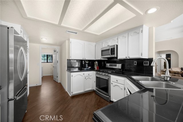 11915 Redwood Avenue, Hesperia CA: https://media.crmls.org/medias/f3a58458-d684-4a28-ac2f-5739cb252bd0.jpg