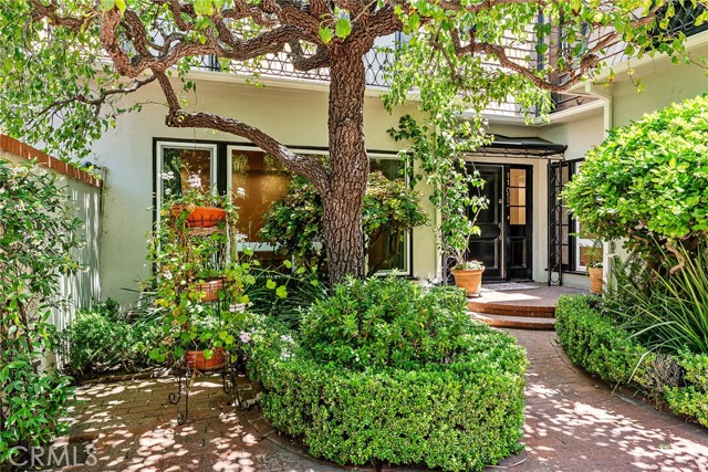 11053 Strathmore Drive, Westwood - Century City CA: https://media.crmls.org/medias/f3afcb43-72a0-461a-a508-da54808a0642.jpg