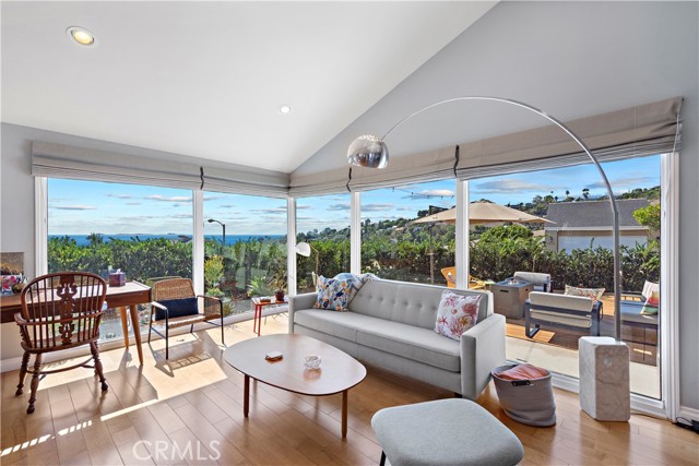 1414 Morningside Drive, Laguna Beach CA: https://media.crmls.org/medias/f3b03bf9-58b2-4b55-ae74-d74c0b98c5c0.jpg