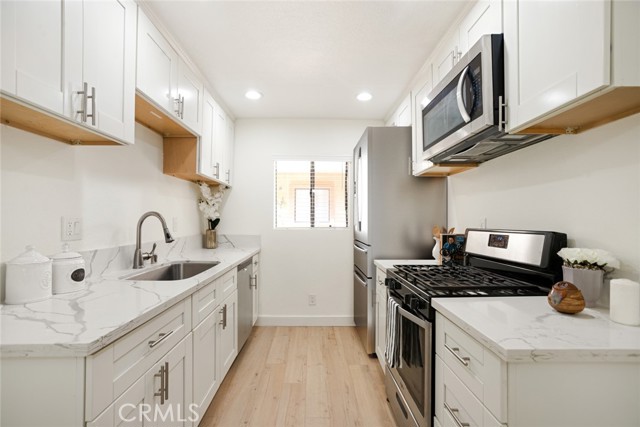 Detail Gallery Image 2 of 24 For 14803 Vanowen St #9,  Van Nuys,  CA 91405 - 2 Beds | 2 Baths