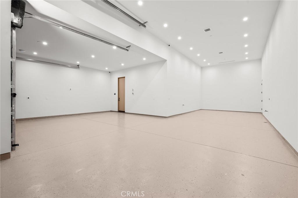 https://media.crmls.org/medias/f3b3ad69-5df3-4034-852b-701833e2a035.jpg?preset=X-Large