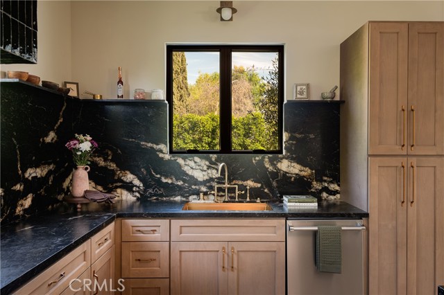 Detail Gallery Image 11 of 65 For 15719 Hartsook St, Encino,  CA 91436 - 4 Beds | 4/1 Baths