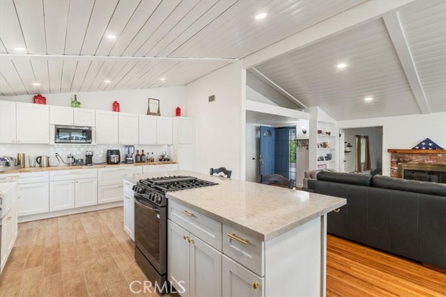 Detail Gallery Image 8 of 34 For 16750 Septo, Northridge,  CA 91343 - 5 Beds | 3 Baths