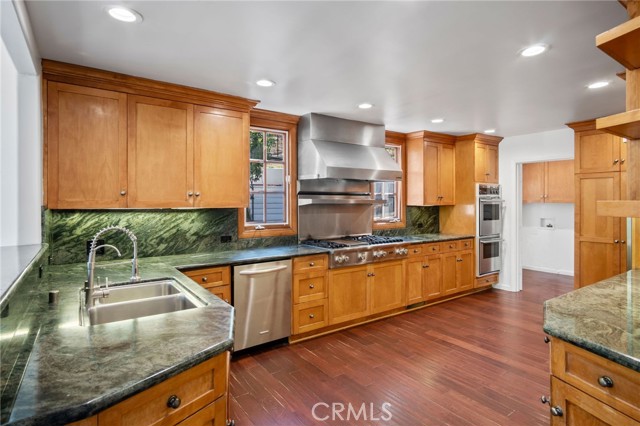 Detail Gallery Image 17 of 27 For 4800 Brewster Dr, Tarzana,  CA 91356 - 4 Beds | 4 Baths