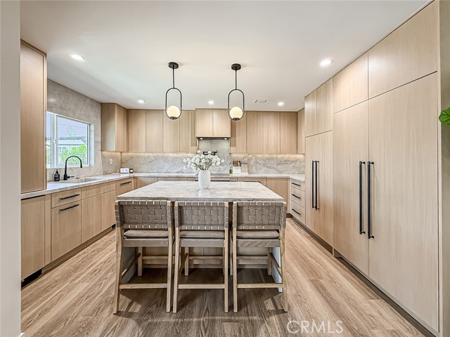 Detail Gallery Image 7 of 54 For 22245 Welby Way, Woodland Hills,  CA 91303 - 4 Beds | 3 Baths