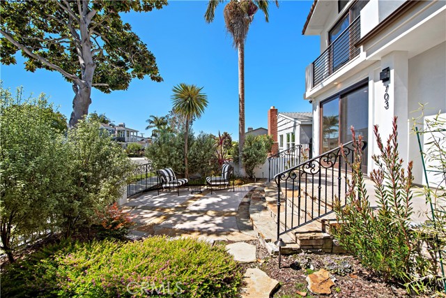 Detail Gallery Image 2 of 37 For 703 Larkspur Ave, Corona Del Mar,  CA 92625 - 4 Beds | 4 Baths
