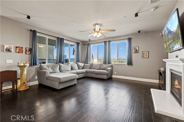 20556 Suzie Lane, Saugus CA: https://media.crmls.org/medias/f3bd23de-b7f2-4729-942e-8e39e2bbbfc3.jpg