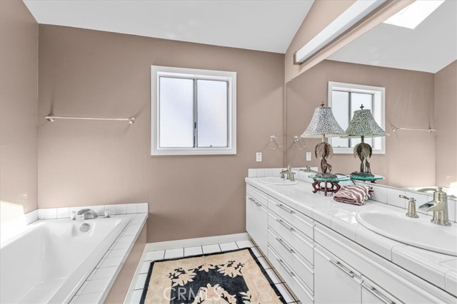 Detail Gallery Image 16 of 21 For 377 Roycroft Ave, Long Beach,  CA 90814 - 3 Beds | 2 Baths