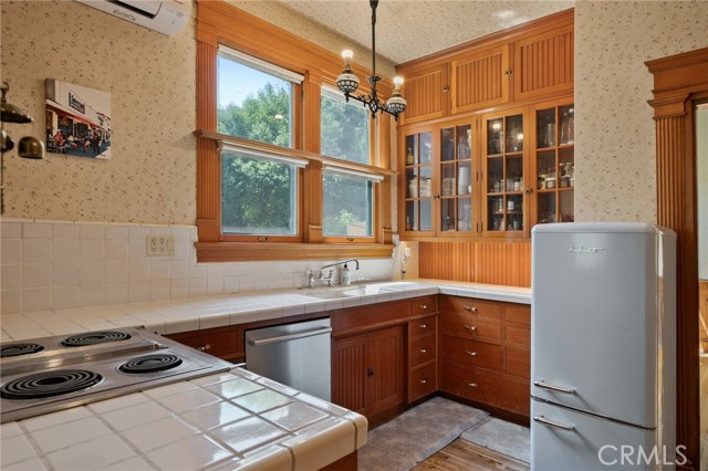 405 W Olive Avenue, Redlands CA: https://media.crmls.org/medias/f3bee932-6a6d-4d74-9fd6-f86d69bb73ce.jpg