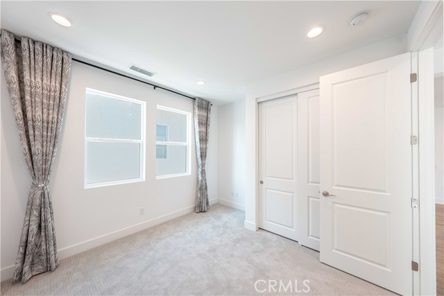 27554 Elderberry Dr, Valencia CA: https://media.crmls.org/medias/f3bfc547-bfa7-4523-81a5-16d6919a598c.jpg