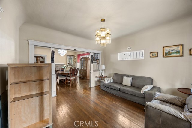 341 W 42nd St, Los Angeles CA: https://media.crmls.org/medias/f3c2211b-5dd1-4547-b51b-4198d3e87007.jpg