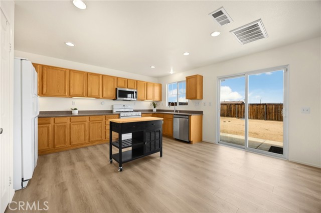 Detail Gallery Image 5 of 32 For 17024 Mastodon Pl, Victorville,  CA 92394 - 4 Beds | 2/1 Baths