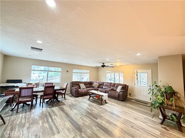 Detail Gallery Image 6 of 37 For 27939 Oakgale, Canyon Country,  CA 91351 - 3 Beds | 2 Baths