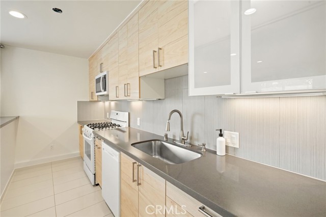 11716 Paso Robles Avenue, Granada Hills CA: https://media.crmls.org/medias/f3c36cee-682a-49bc-b8c6-70486dc6007f.jpg