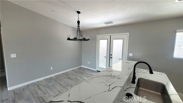21109 Sioux Road, Apple Valley CA: https://media.crmls.org/medias/f3c51c7c-71ea-49e9-bf21-a3b088a9b0c7.jpg