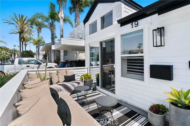 Detail Gallery Image 3 of 41 For 19 Beach Dr, Newport Beach,  CA 92663 - 2 Beds | 2 Baths