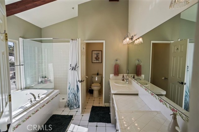 525 Bob Hope Drive, Burbank CA: https://media.crmls.org/medias/f3cac539-0263-4122-b0e9-5701272bc78b.jpg