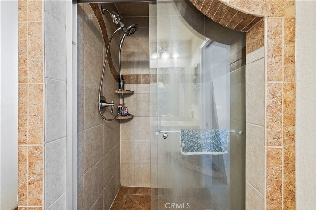 https://media.crmls.org/medias/f3cb19d7-ef32-43f8-93f0-a5e5616c77f9.jpg?preset=X-Large