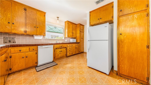 Detail Gallery Image 5 of 14 For 10449 Gloria Ave, Granada Hills,  CA 91344 - 3 Beds | 2 Baths