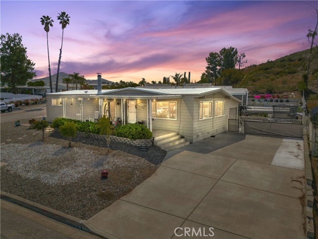 23011 Big Tee Drive, Canyon Lake CA: https://media.crmls.org/medias/f3d1164e-d96e-42b4-af6b-ca829ef76ca2.jpg