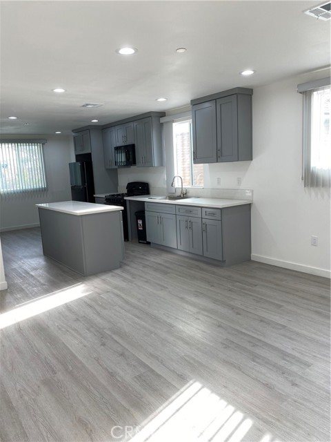 Detail Gallery Image 4 of 9 For 1432 1/2 E 20th St, Los Angeles,  CA 90011 - 5 Beds | 4 Baths