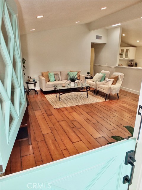 2285 Avalon, Costa Mesa CA: https://media.crmls.org/medias/f3d577ae-f154-4b39-8e69-b11f11aa881a.jpg
