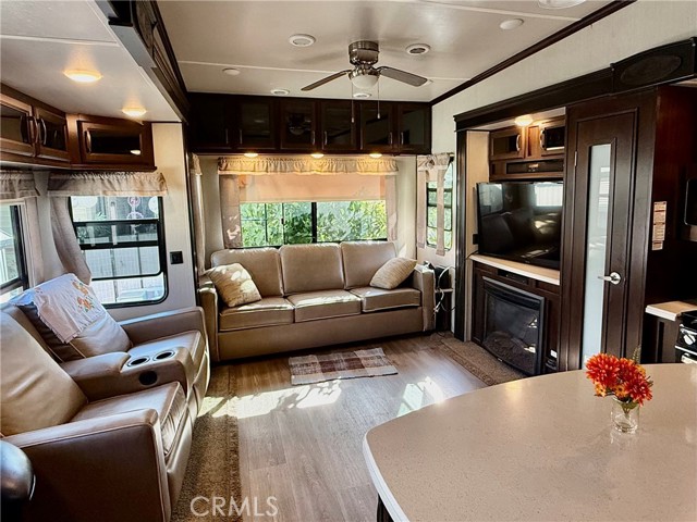 1244 31 Bounty Way, San Jacinto CA: https://media.crmls.org/medias/f3d837bb-be93-427a-ac6b-0caf7c0880d8.jpg