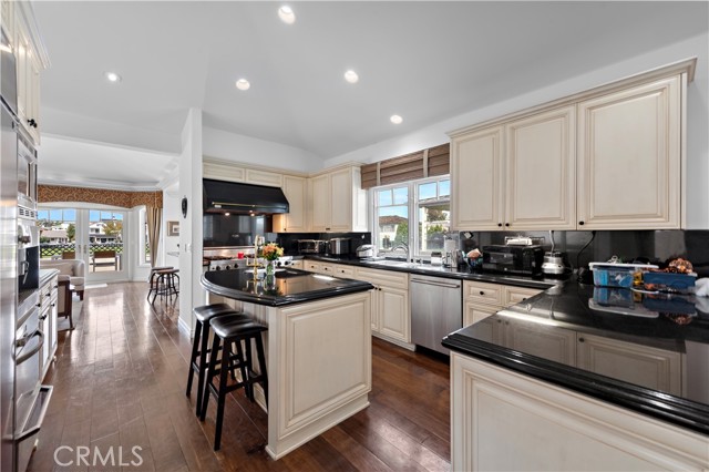 Detail Gallery Image 9 of 26 For 414 .5 Carnation Ave #UPPER,  Corona Del Mar,  CA 92625 - 3 Beds | 3 Baths