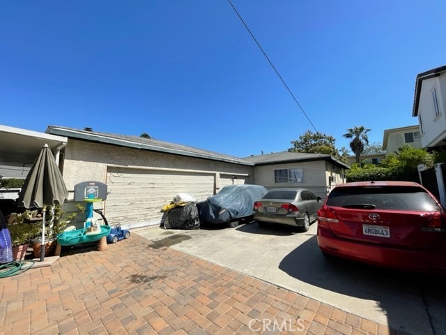 Garages in between 2 houses