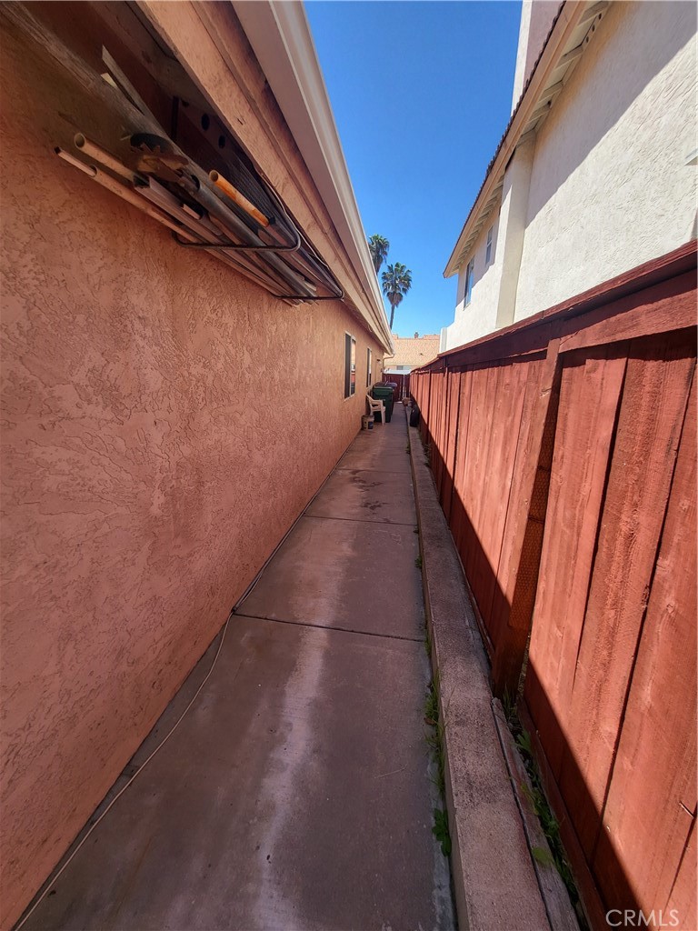https://media.crmls.org/medias/f3db74b7-8e9e-4b02-8c46-417134211d9a.jpg?preset=X-Large