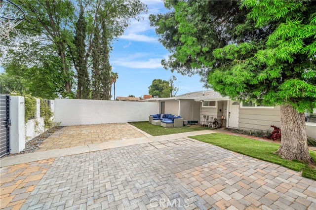Detail Gallery Image 4 of 43 For 19706 Victory Bld, Woodland Hills,  CA 91367 - 4 Beds | 2 Baths