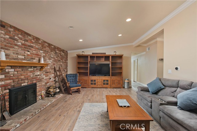 Detail Gallery Image 5 of 31 For 15877 Warm Springs Dr, Canyon Country,  CA 91387 - 5 Beds | 3 Baths