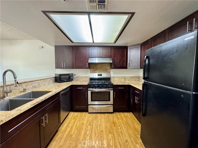 987 E Del Mar Boulevard, Pasadena CA: https://media.crmls.org/medias/f3dea728-a0ae-42d0-a12c-ede33b903951.jpg