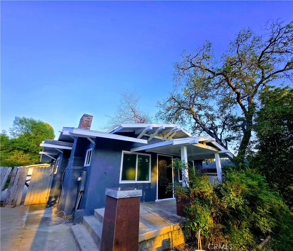 1962 N Los Robles Avenue