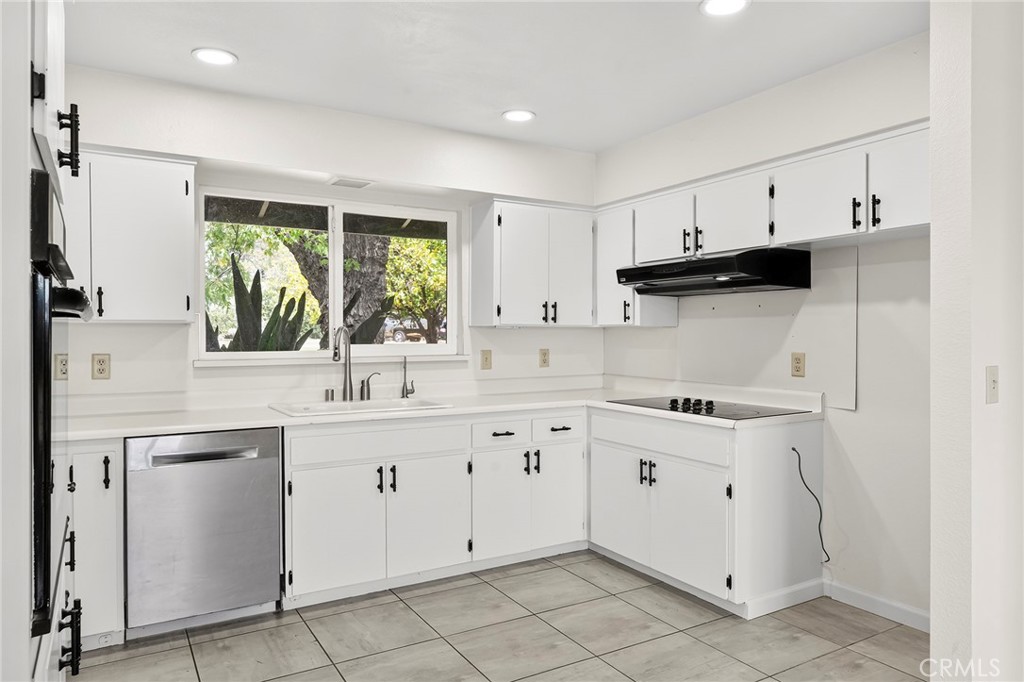 https://media.crmls.org/medias/f3e28f66-6389-466e-b4c9-b16a9f03ed2d.jpg?preset=X-Large