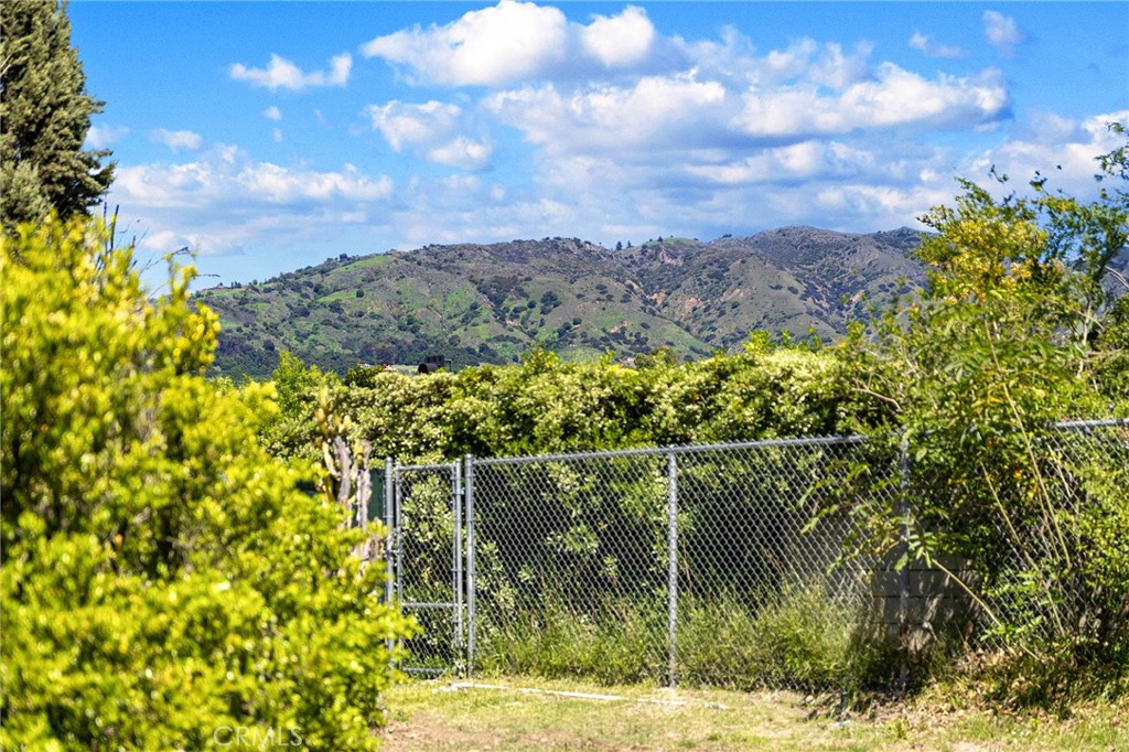 https://media.crmls.org/medias/f3e38093-b4d8-4302-b333-d34b24e039cf.jpg?preset=X-Large