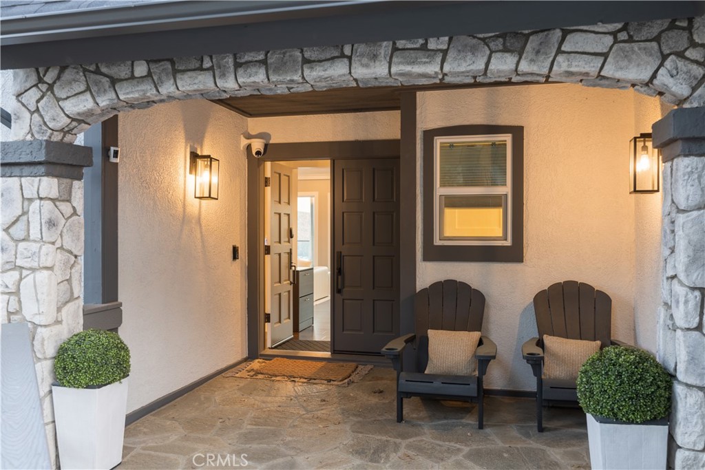 https://media.crmls.org/medias/f3e7367e-68dc-4e13-9ce2-b75a19c3895a.jpg?preset=X-Large