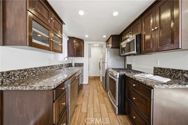 Detail Gallery Image 7 of 22 For 9047 Langdon Ave #6,  North Hills,  CA 91343 - 2 Beds | 2 Baths