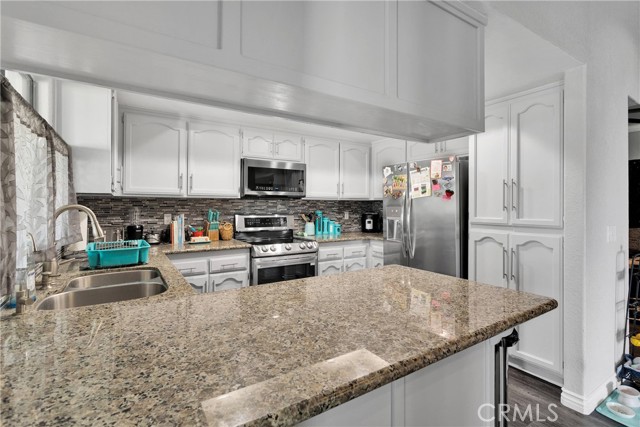 22752 Roundup Way, Apple Valley CA: https://media.crmls.org/medias/f3eb7cb9-929a-46ed-913f-5875b96ddce2.jpg