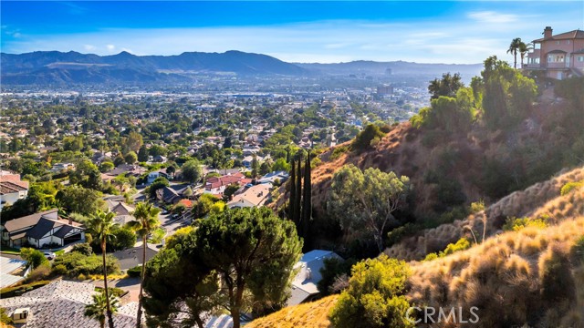 Detail Gallery Image 10 of 46 For 1235 Verdugo Spring Ln, Burbank,  CA 91501 - 3 Beds | 2 Baths