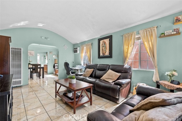 Detail Gallery Image 5 of 32 For 8464 San Miguel Ave, South Gate,  CA 90280 - 2 Beds | 1 Baths