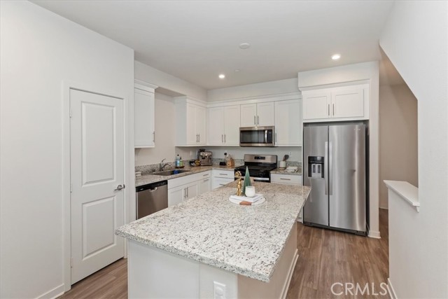 Detail Gallery Image 13 of 39 For 129 Dove Lndg, Covina,  CA 91722 - 3 Beds | 3 Baths