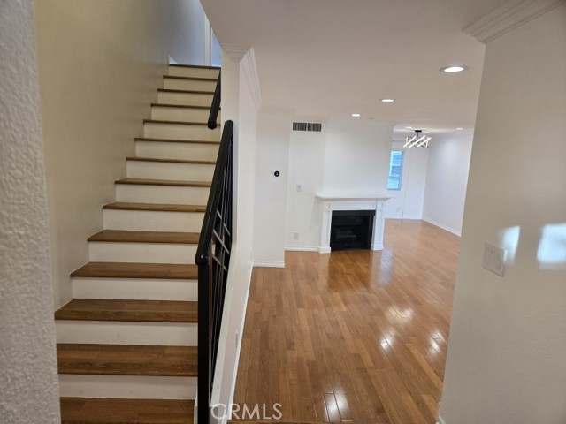 Detail Gallery Image 3 of 15 For 9534 via Ricardo, Burbank,  CA 91504 - 2 Beds | 3 Baths